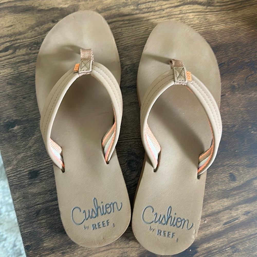 Reef cushion flip flops size 8